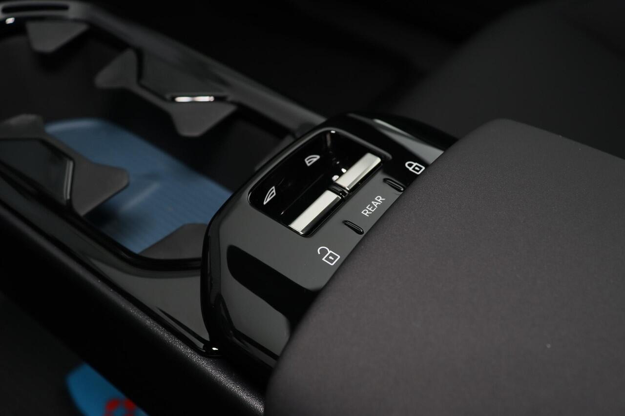 Volvo EX30 Single Motor Extended Range Plus 69 kWh - Adaptive Cruise Control - Climate pack - Parkeercamera achter - Elektrisch bedienbare voorstoelen - Verwarmde voorstoelen & stuur - Parkeersensoren voor & achter - Draadloze tel. lader - Extra getint glas - 20' LM