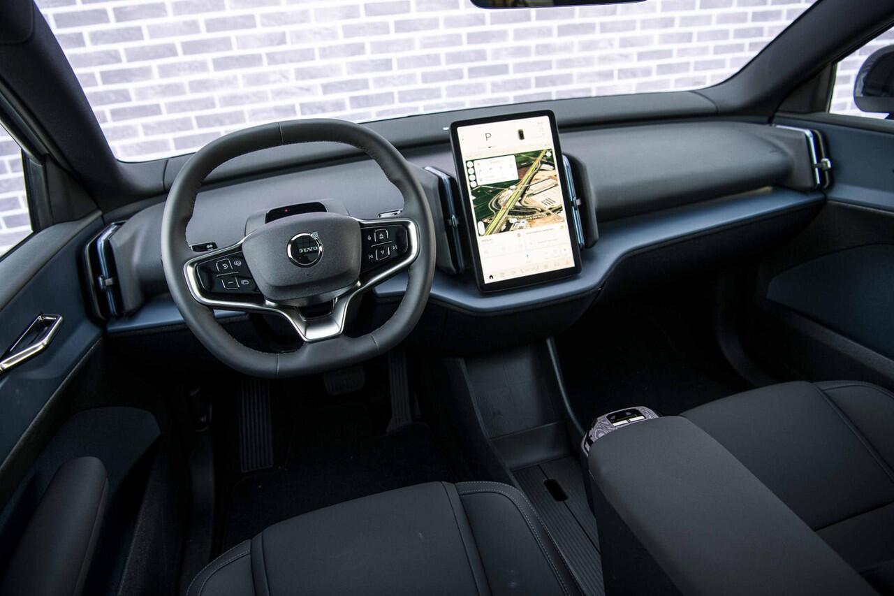 Volvo EX30 Cross Country Twin Motor Performance Ultra | Martini Editie | 4x4 | Adaptieve Cruise | Stoel-/Stuurverwarming | Keyless | 360 Camera | Panoramadak | Elektr. Stoelen | Harman Kardon Audio | Elek. Achterklep | Getint Glas