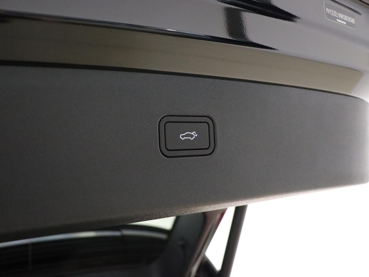 Volvo EX30 Extended Range Plus / DEMO DEAL / Getint glas / Adapt. Cruise / BLIS / Harman&Kardon / Keytag / PDC + Camera / El. Achterklep /