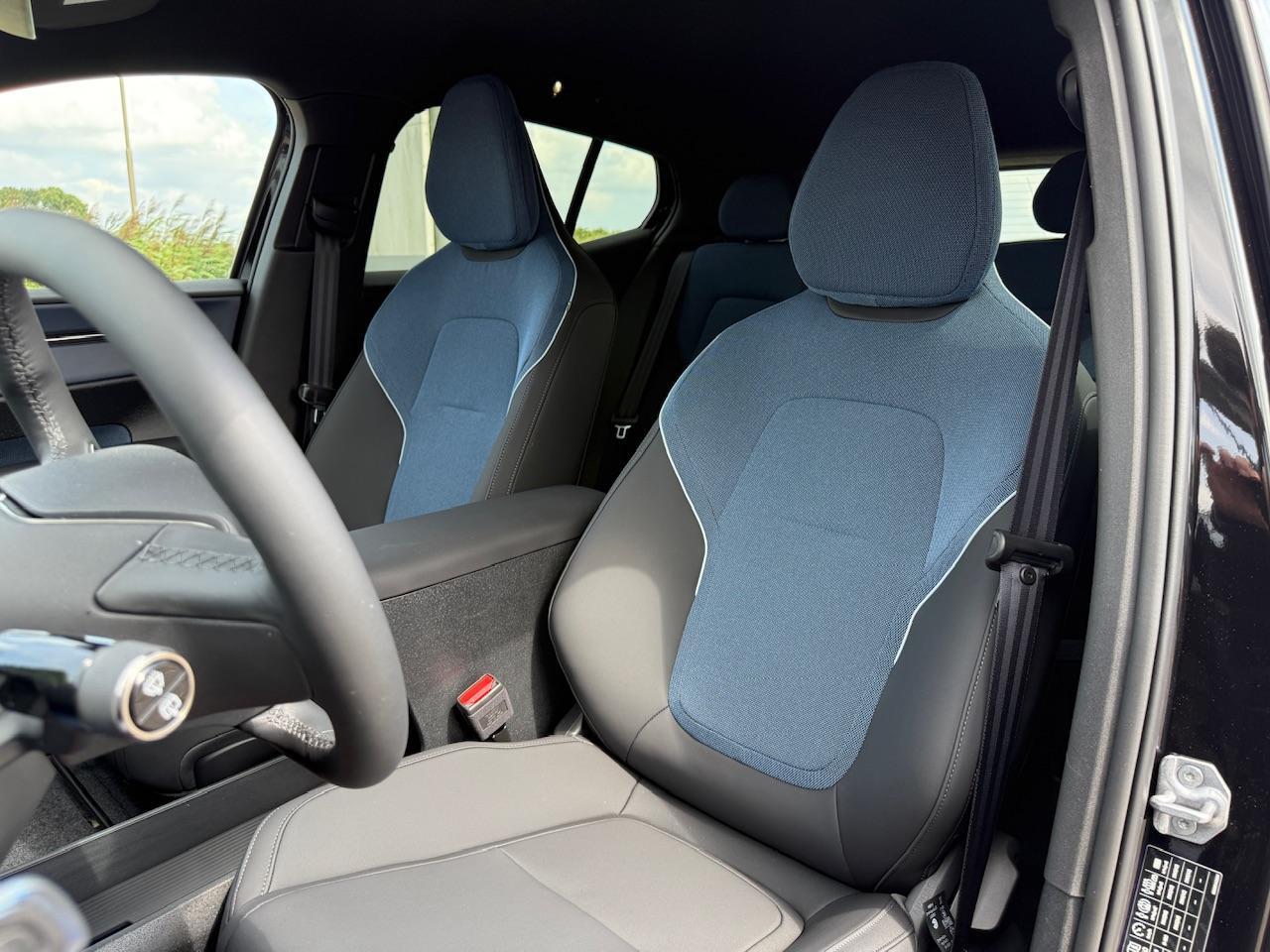 Volvo EX30 Single Motor Extended Range Plus 69 kWh Getint glas | Stoel / stuurverwarming | 20 inch | DEMO |