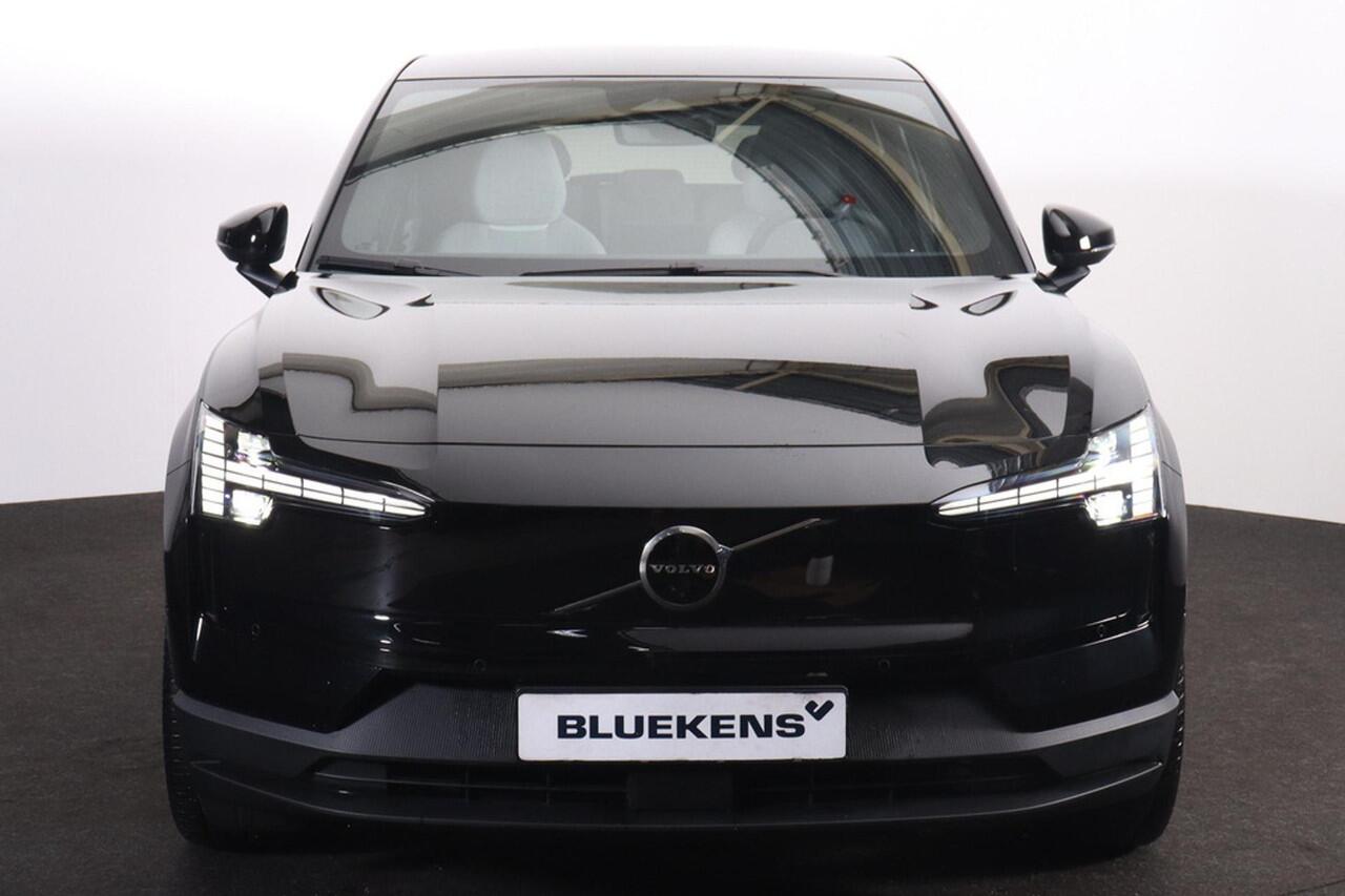 Volvo EX30 Twin Motor Performance Ultra Europa Sport - Verwarmbare voorstoelen - Verwarmbaar stuur - Panoramisch dak - 20' LMV - Adaptive Cruise Control - Pilot Assist - BLIS dodehoekassistentie - Harman Kardon premium audio - Keyless Drive - Elektr. bedienbare acht