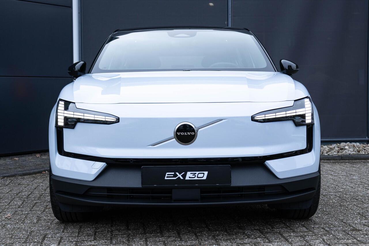 Volvo EX30 Single Motor Plus Europa 51 kWh | Semi-elektrische trekhaak | Stuur & Stoelverwarming | Elektrisch verstelbare stoelen | Dak in hoogglans zwart | Apple Car Play