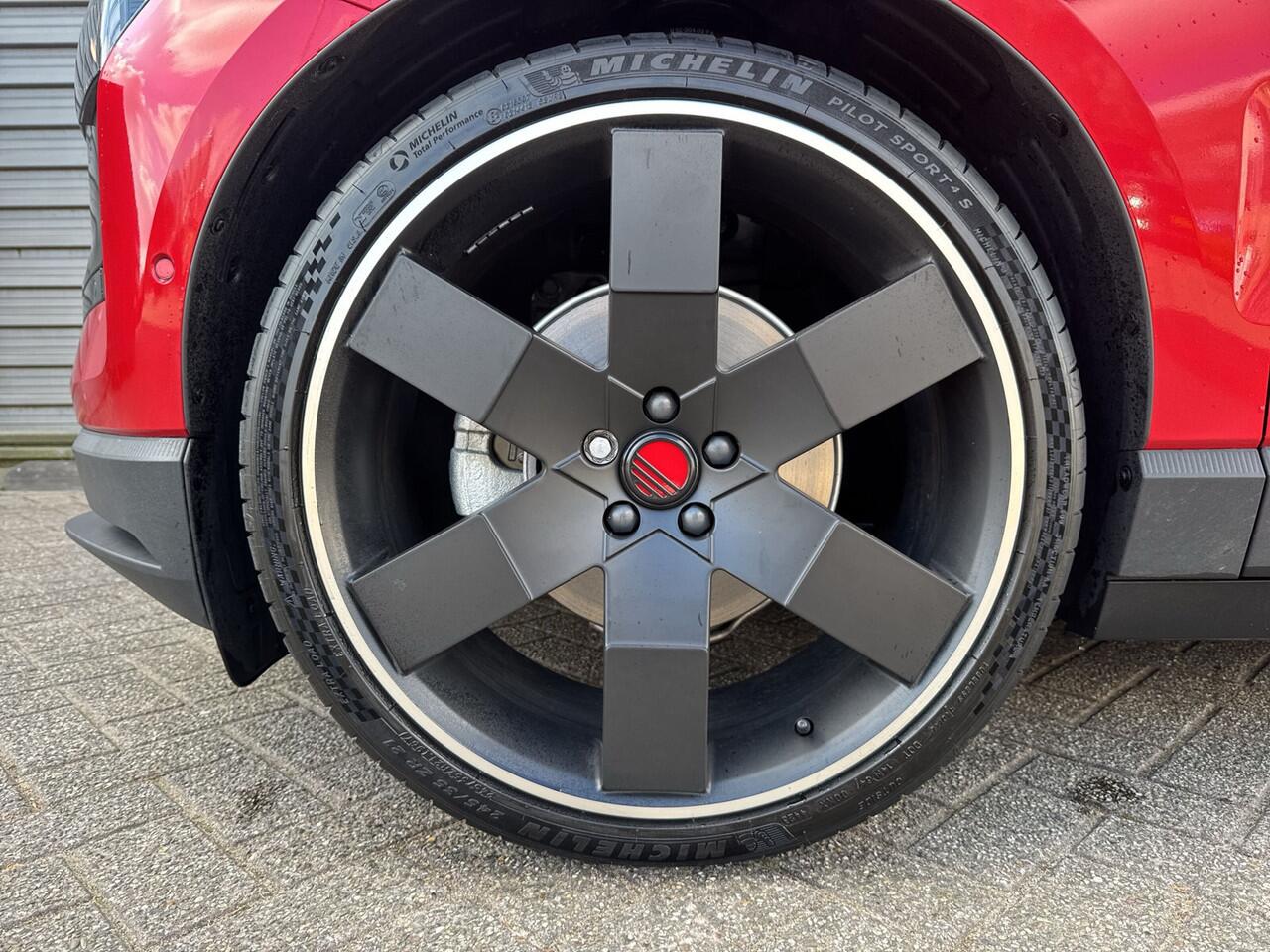 Volvo EX30 Extended Range Ultra / Alleen bij Jacob Schaap / Velgen 21" Everlast / Fusion RED Wrap / Verlaagd /