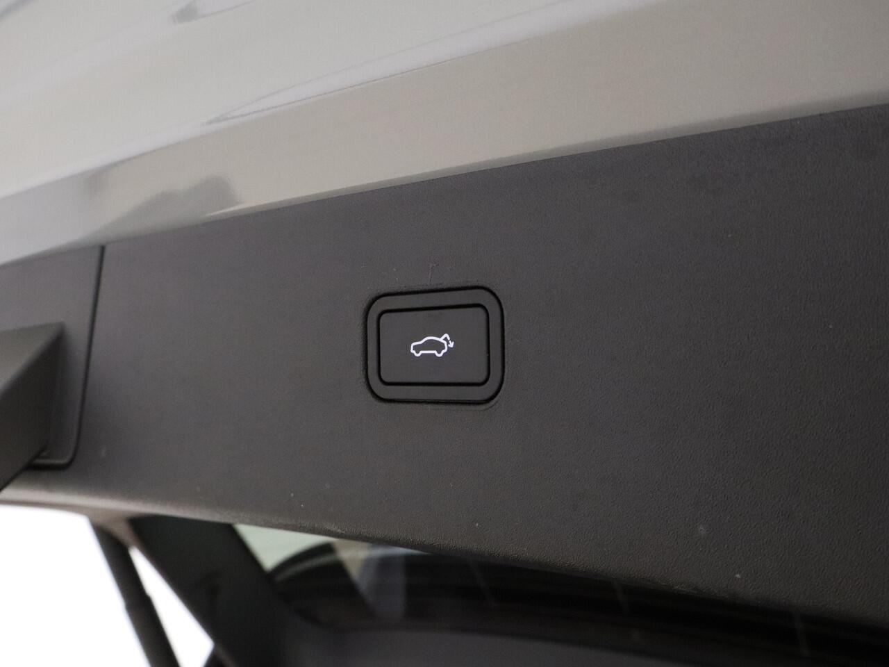 Volvo EX30 Twin Motor Performance Ultra 69 kWh | AWD | Stoel/- en stuurverwarming | Getinte ruiten achter | Elektr. voorstoelen