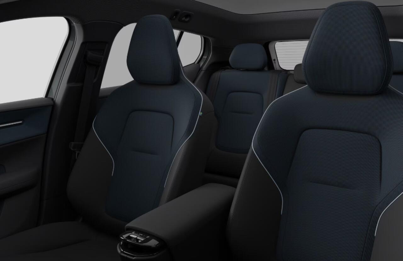 Volvo EX30 Cross Country 428PK Automaat Twin Performance Ultra / Cross Country Experience-pakket/ Adaptieve cruise control/ Panoramadak/ BLIS/ Parkeersensoren met 360 camera / Getint Glas / Stoel en stuurwielverwarming / Elektrische stoelen / Apple carplay / Elektri