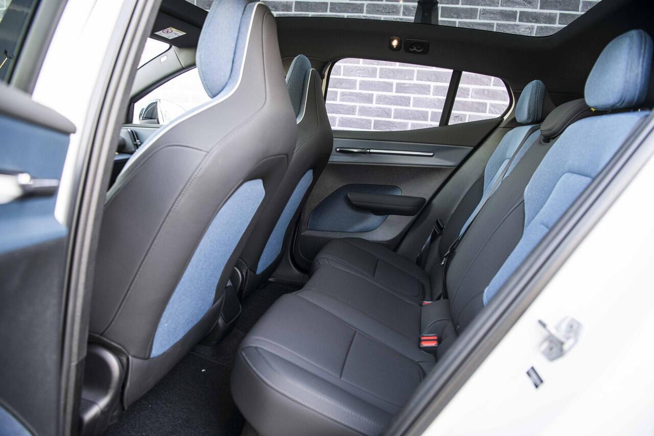 Volvo EX30 Cross Country Twin Motor Performance Ultra | Martini Editie | 4x4 | Adaptieve Cruise | Stoel-/Stuurverwarming | Keyless | 360 Camera | Panoramadak | Elektr. Stoelen | Harman Kardon Audio | Elek. Achterklep | Getint Glas