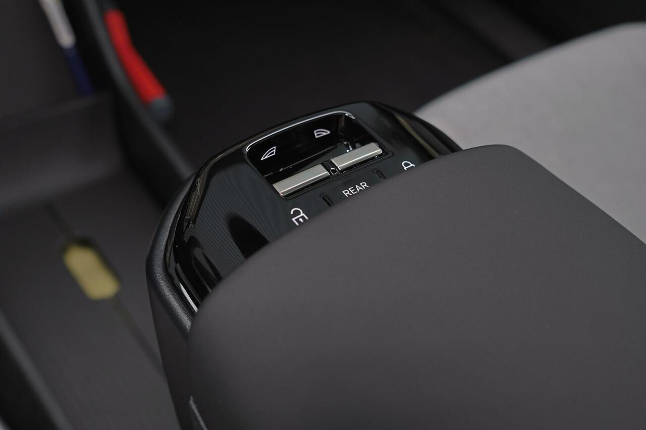 Volvo EX30 Twin Motor Performance Ultra Europa Sport - Verwarmbare voorstoelen - Verwarmbaar stuur - Panoramisch dak - 20' LMV - Adaptive Cruise Control - Pilot Assist - BLIS dodehoekassistentie - Harman Kardon premium audio - Keyless Drive - Elektr. bedienbare acht