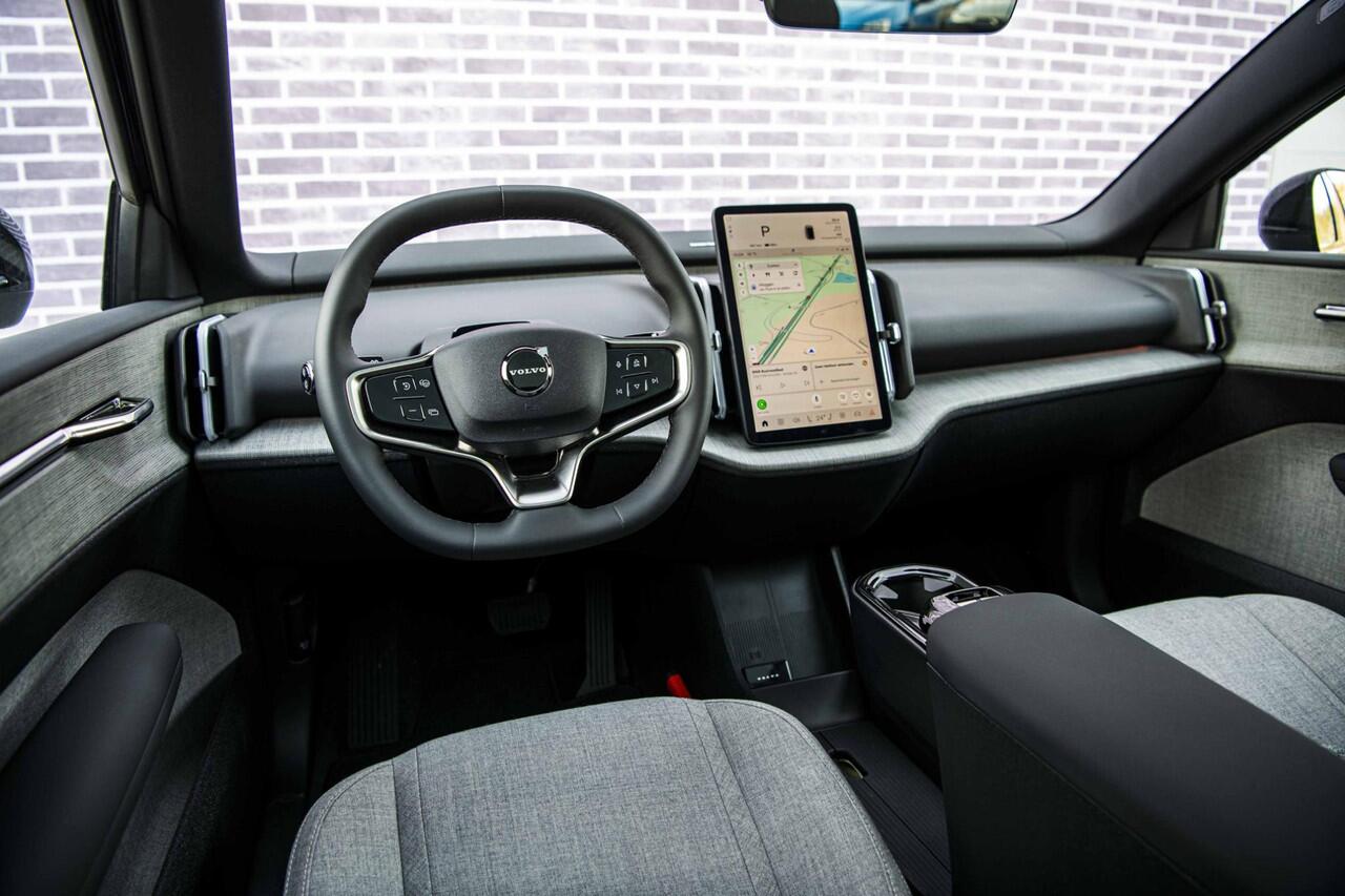 Volvo EX30 Single Motor Extended Range Ultra 69 kWh Black Edition | Trekhaak | Stoel en Stuurverwarming | 20" Y Spaaks | 360° Camera | Harman & Kardon |