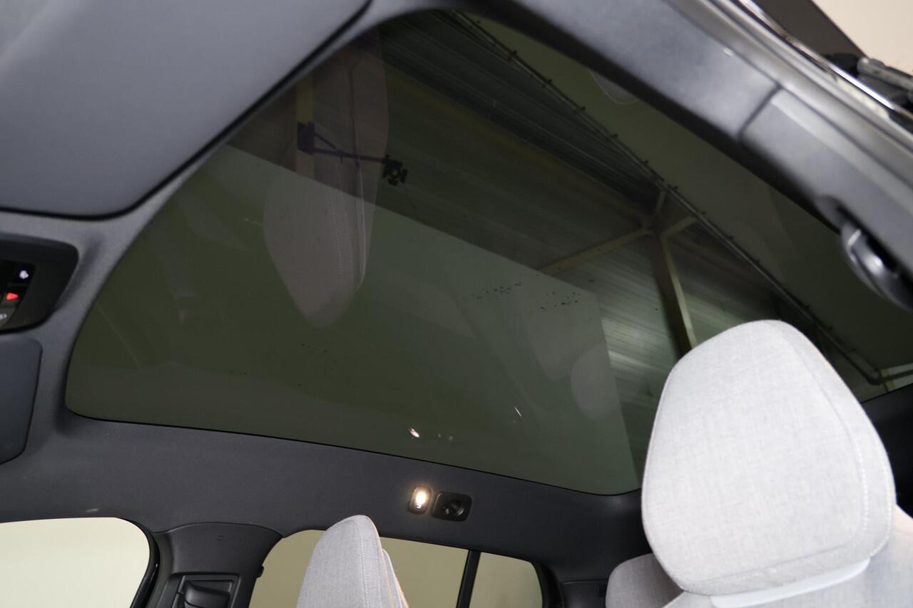 Volvo EX30 Twin Motor Performance Ultra Europa Sport - Verwarmbare voorstoelen - Verwarmbaar stuur - Panoramisch dak - 20' LMV - Adaptive Cruise Control - Pilot Assist - BLIS dodehoekassistentie - Harman Kardon premium audio - Keyless Drive - Elektr. bedienbare acht