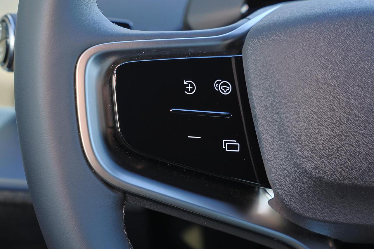 Volvo EX30 Extended Range Plus 69 kWh - Adaptive Cruise Control - Parkeercamera achter - Extra getint glas - 19' LMV