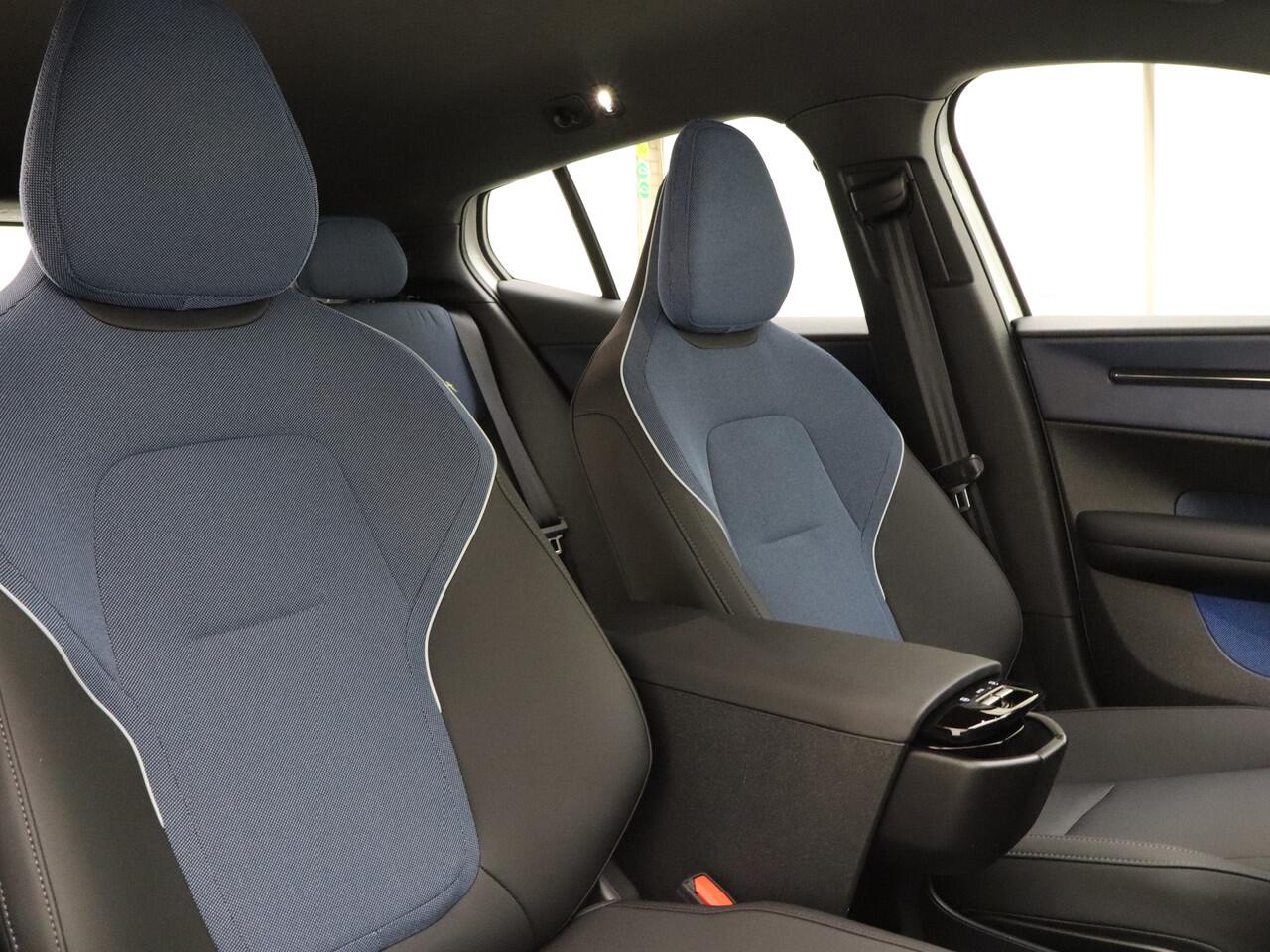 Volvo EX30 Extended Range Plus 69 kWh | BLIS | Keyless | H&K Audio | Adapt. Cruise | Camera | El. Achterklep