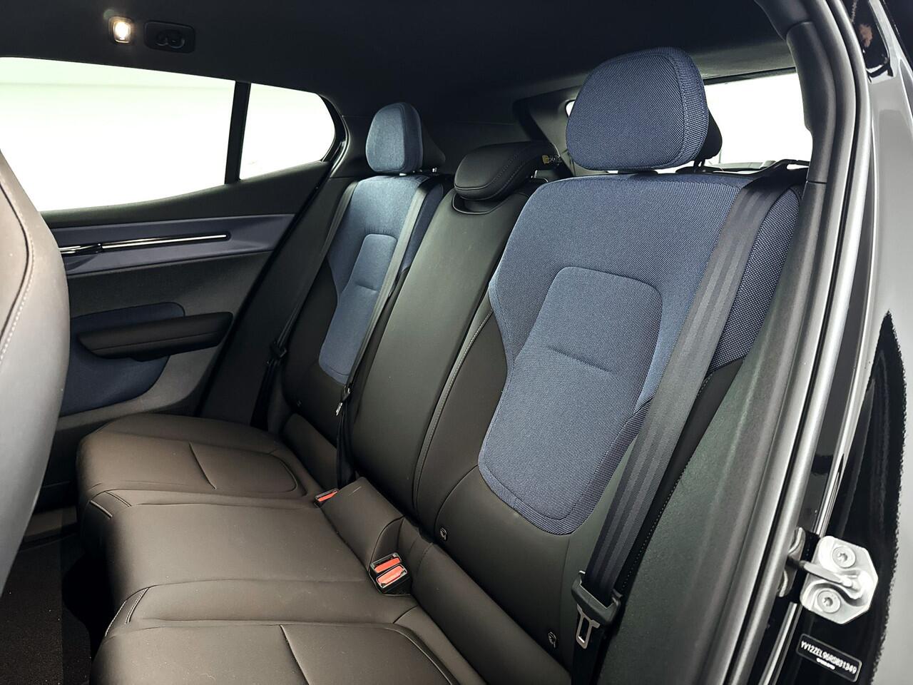 Volvo EX30 Single Motor Extended Range Plus 69 kWh | Parkeercamera | Harman Kardon | Keyless