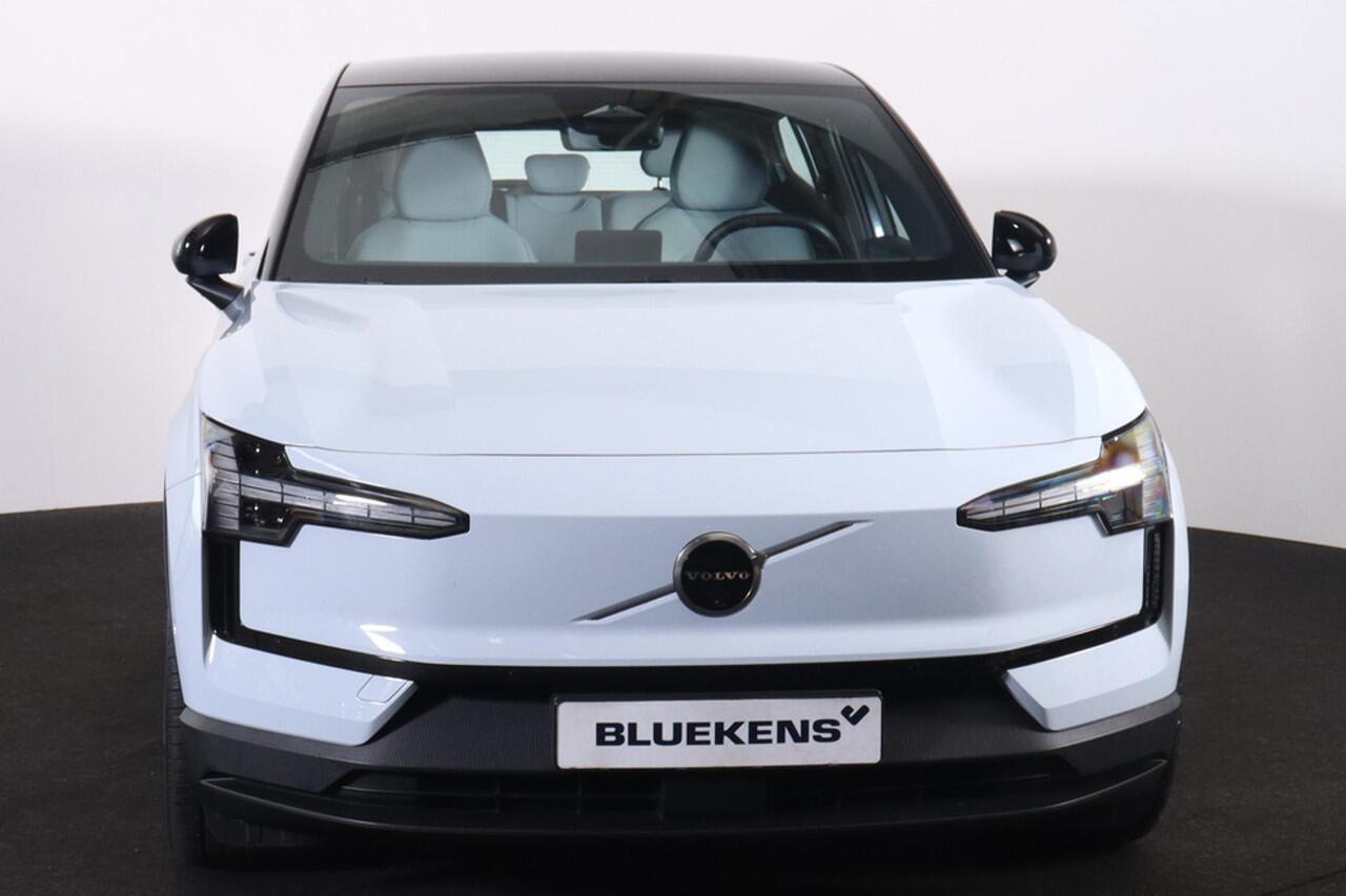 Volvo EX30 Twin Motor Ultra 69 kWh - IntelliSafe Assist & Surround - 360° camera - Voorstoelen elektrisch verstelbaar - Verwarmde voorstoelen & stuur - Panoramadak - Parkeersensoren voor & achter - Draadloze tel. lader - 20' LMV