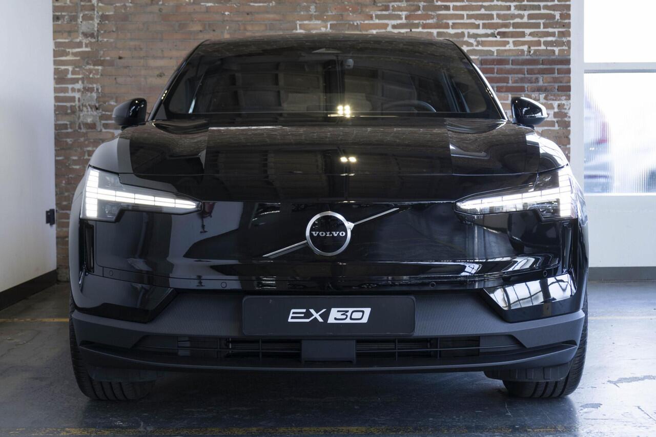 Volvo EX30 Single Motor Extended Range Plus | Verlengde Garantie 2 jaar | Direct Beschikbaar | Harman Kardon Premium Audio | Keyless Entry | Achteruitrijcamera | Parkeersensoren V+A | Donker Getint Glas | Pilot Assist |