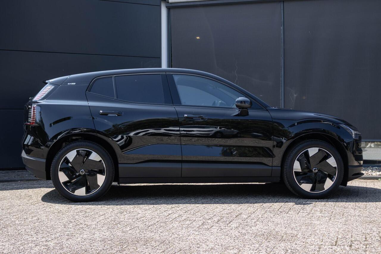Volvo EX30 Single Motor Extended Range Plus 69 kWh | Direct Beschikbaar | Verwarmbare Voorstoelen | Harman Kardon Premium Audio | Keyless Entry | Achteruitrijcamera | Parkeersensoren Voor en Achter | Donker Getint Glas | Pilot Assist |