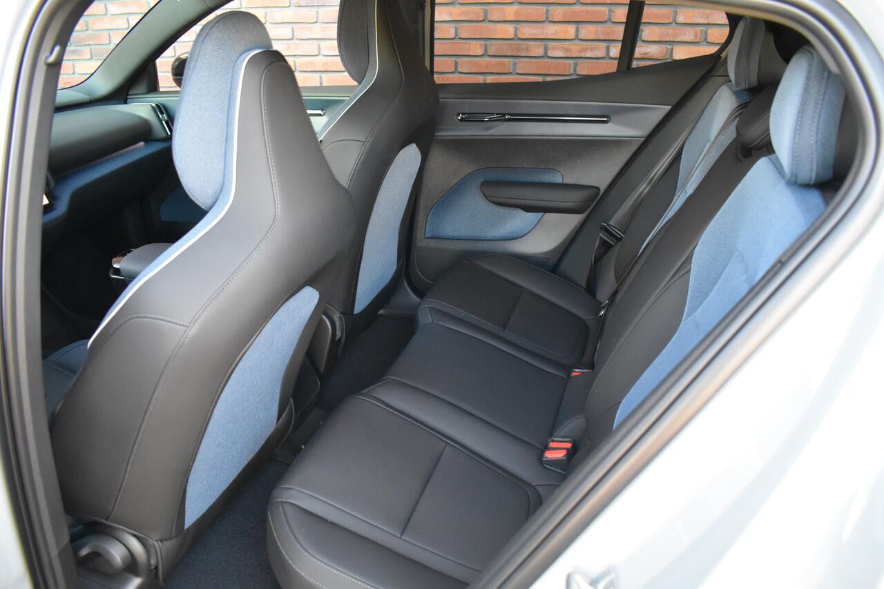 Volvo EX30 Extended Range 272PK Plus | Climate | Cameleon tint | Dashcam | Harman & Kardon |