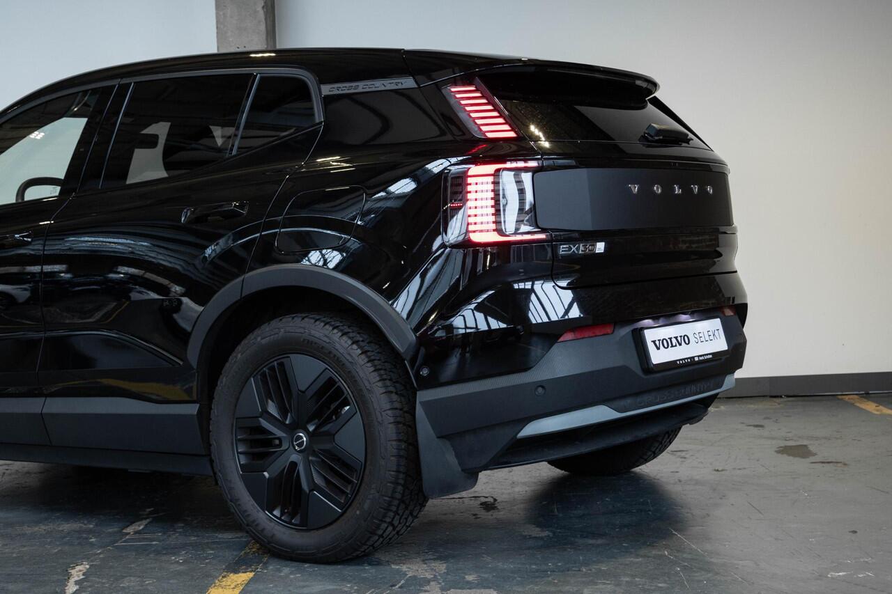 Volvo EX30 Cross Country Twin Motor Performance Ultra 69 kWh | 360º Parkeercamera | Panorama Dak | 22KW Boordlader | Elektrisch Verstelbare Voorstoelen | Audio by Harman Kardon | Keyless Entry | Extra Getint Glas Achter