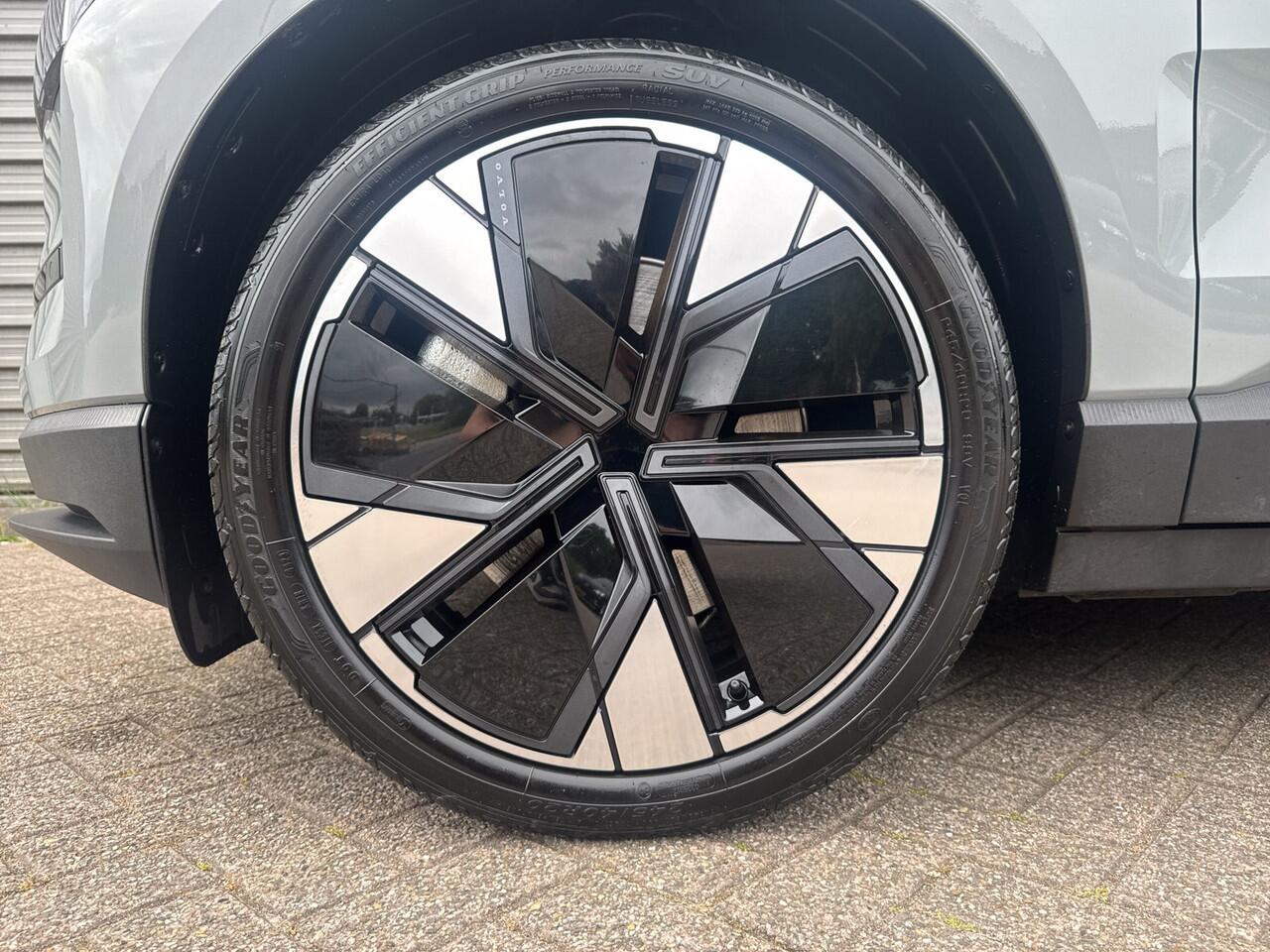 Volvo EX30 Twin Motor Performance Plus 69 kWh / Twin Performane 436PK / 20" Velgen / Black Sheep pakket /