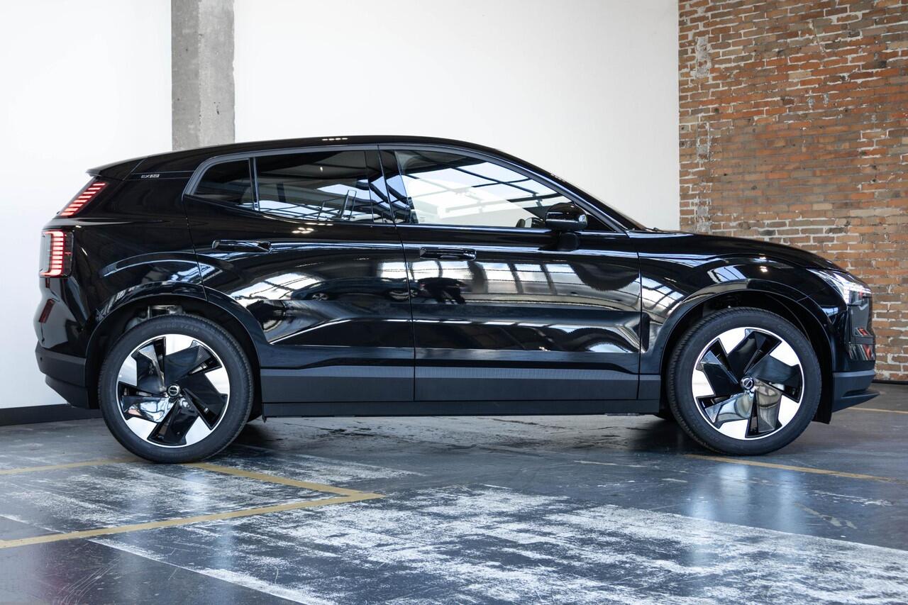 Volvo EX30 Single Motor Extended Range Plus | | 5 jaar garantie! | Premium Audio by Harman Kardon | Keyless Entry | Achteruitrijcamera | Parkeersensoren V+A | Getint Glas Achter | Pilot Assist | Adaptieve Cruise Control | Draadloze Telefoonlader | Navigatiesysteem |