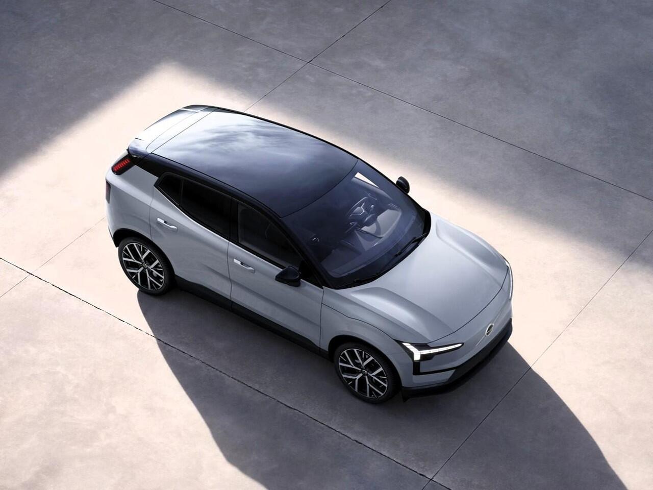 Volvo EX30 Single Motor Extended Range Plus Leverbaar in 2025 met 17% bijtelling / 20" velgen / Privacy Glass / Dak in Glossy Black