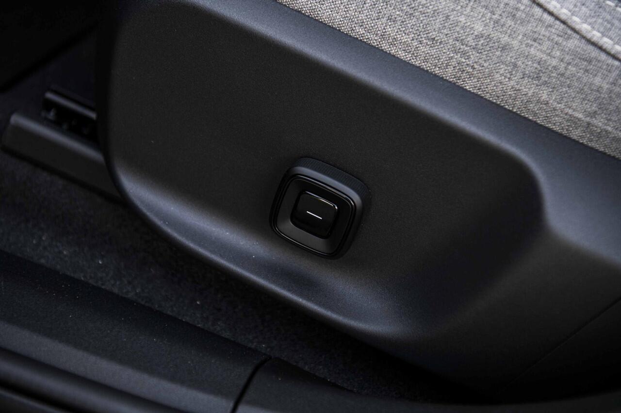 Volvo EX30 Single Motor Extended Range Ultra 69 kWh Black Edition | Trekhaak | Stoel en Stuurverwarming | 20" Y Spaaks | 360° Camera | Harman & Kardon |