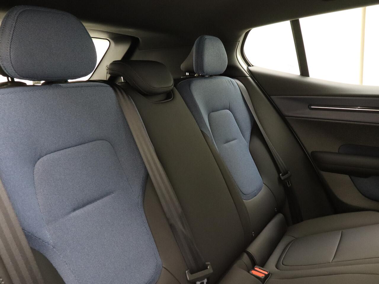 Volvo EX30 Extended Range Plus 69 kWh | BLIS | Keyless | H&K Audio | Adapt. Cruise | Camera | El. Achterklep |