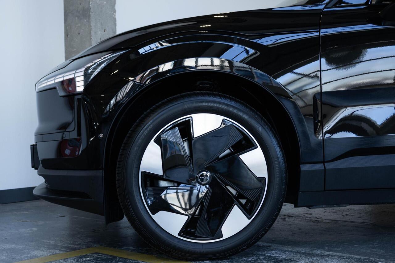 Volvo EX30 Single Motor Extended Range Plus | Verlengde Garantie 2 jaar | Direct Beschikbaar | Harman Kardon Premium Audio | Keyless Entry | Achteruitrijcamera | Parkeersensoren V+A | Donker Getint Glas | Pilot Assist |