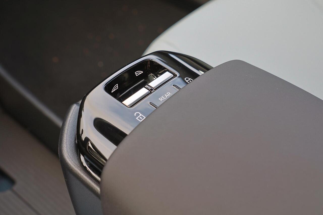 Volvo EX30 Twin Motor Ultra 69 kWh - IntelliSafe Assist & Surround - 360° camera - Voorstoelen elektrisch verstelbaar - Verwarmde voorstoelen & stuur - Panoramadak - Parkeersensoren voor & achter - Draadloze tel. lader - 20' LMV