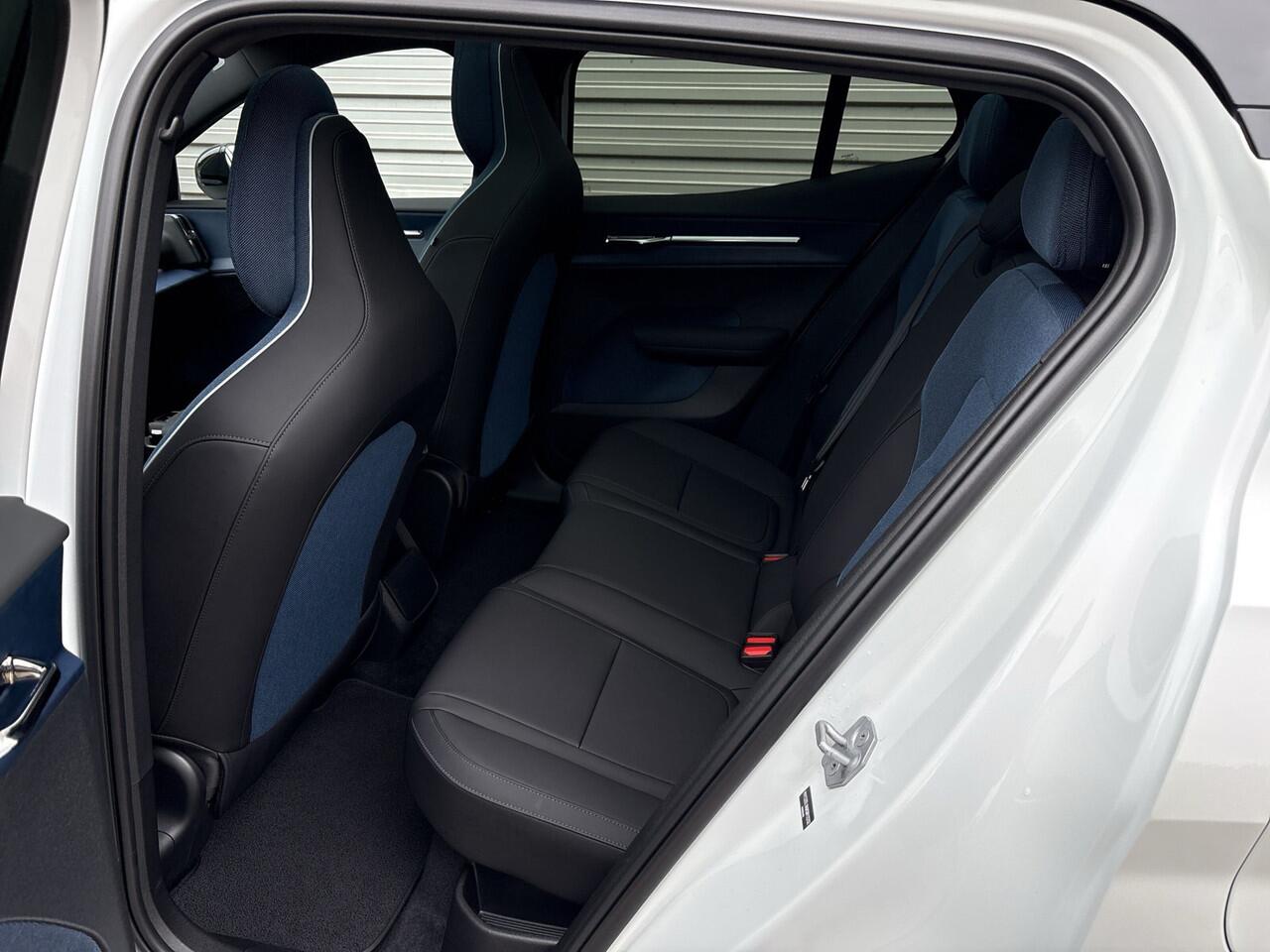 Volvo EX30 Single Motor Extended Range Ultra 69 kWh / Climate Pack / Harmen Kardon / Elektrische voorstoelen /