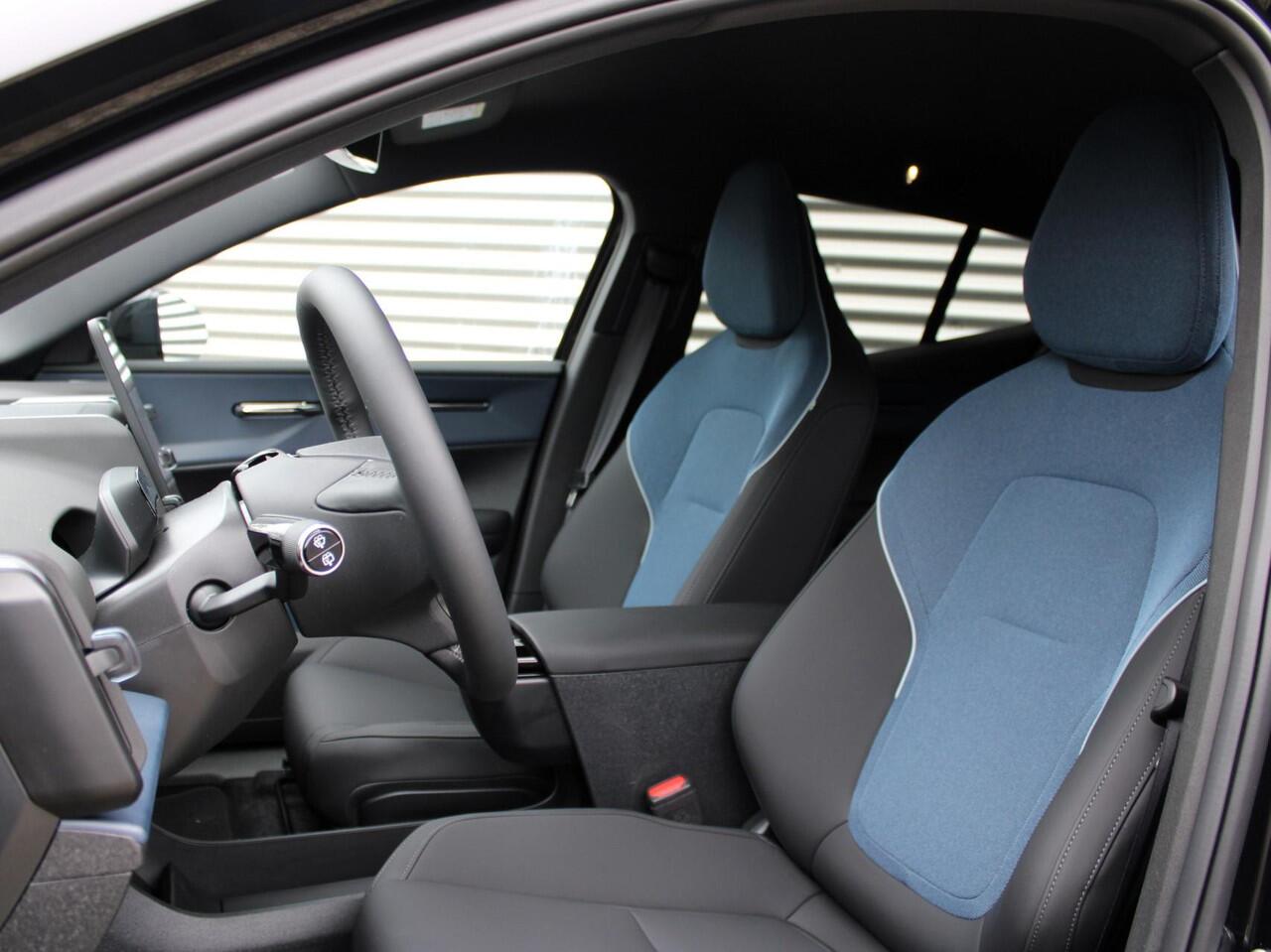 Volvo EX30 Single Motor Extended Range Plus Automaat / 20" velgen / Harman Kardon / Adaptive Cruise Control / Trekgewicht 1600kg
