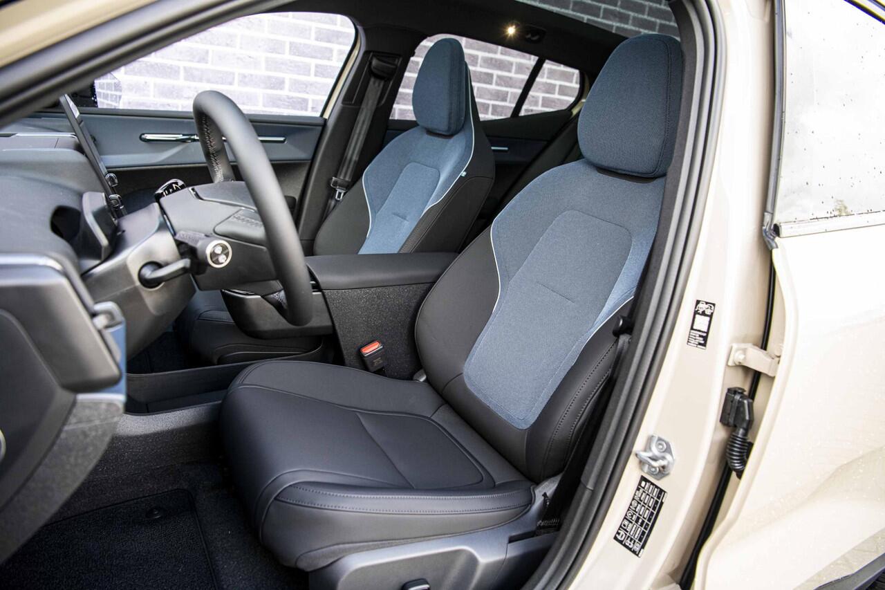 Volvo EX30 Single Motor Extended Range Ultra 69 kWh | Panoramadak | 360 camera | 22KW Lader | Park Assist Pilot | Power Seats |