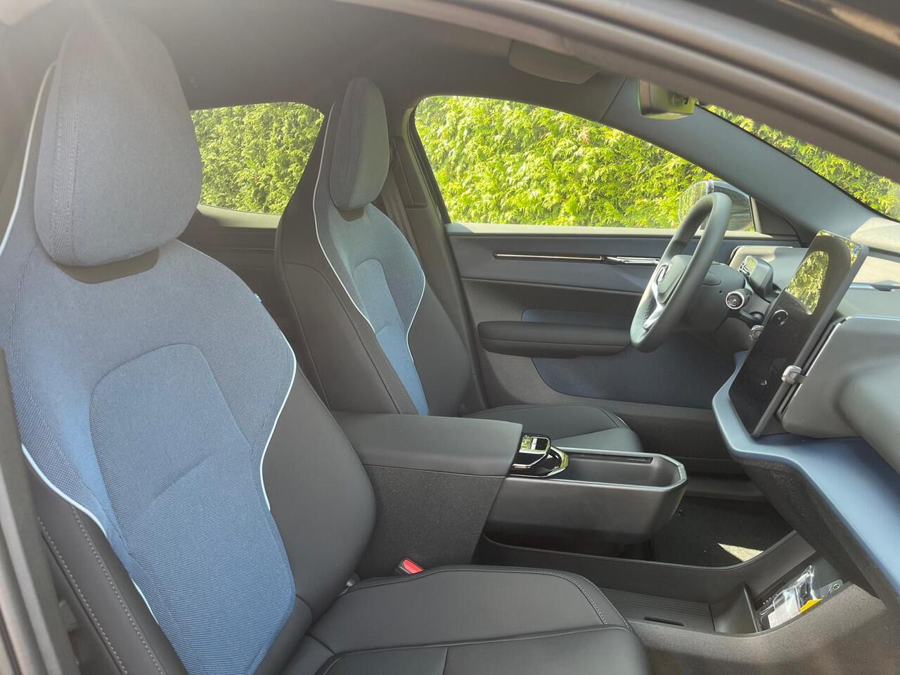 Volvo EX30 Single Motor Extended Range Plus 69 kWh | Getinte Ramen | nieuw uit voorraad | LAAGSTEPRIJS garantie