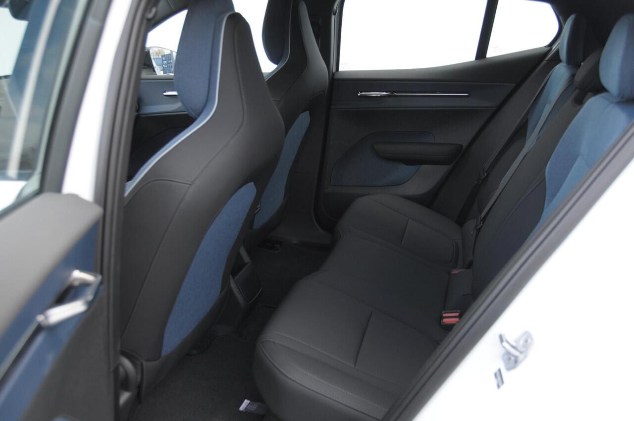 Volvo EX30 272PK Ext. Range Plus / Adaptieve Cruise Control/ Dodehoek Detectie / Parkeersensoren voor en achter/ Achteruitrijcamera/ Warmtepomp/ Google Services/