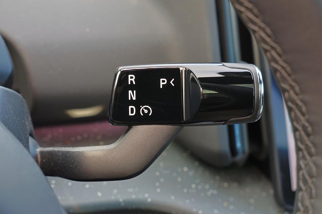 Volvo EX30 Twin Motor Ultra 69 kWh - IntelliSafe Assist & Surround - 360° camera - Voorstoelen elektrisch verstelbaar - Verwarmde voorstoelen & stuur - Panoramadak - Parkeersensoren voor & achter - Draadloze tel. lader - 20' LMV