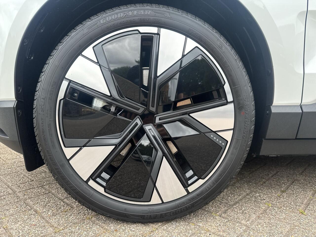 Volvo EX30 Extended Range Plus 69 kWh / 20" / Pack Climat / Extra getint glas /