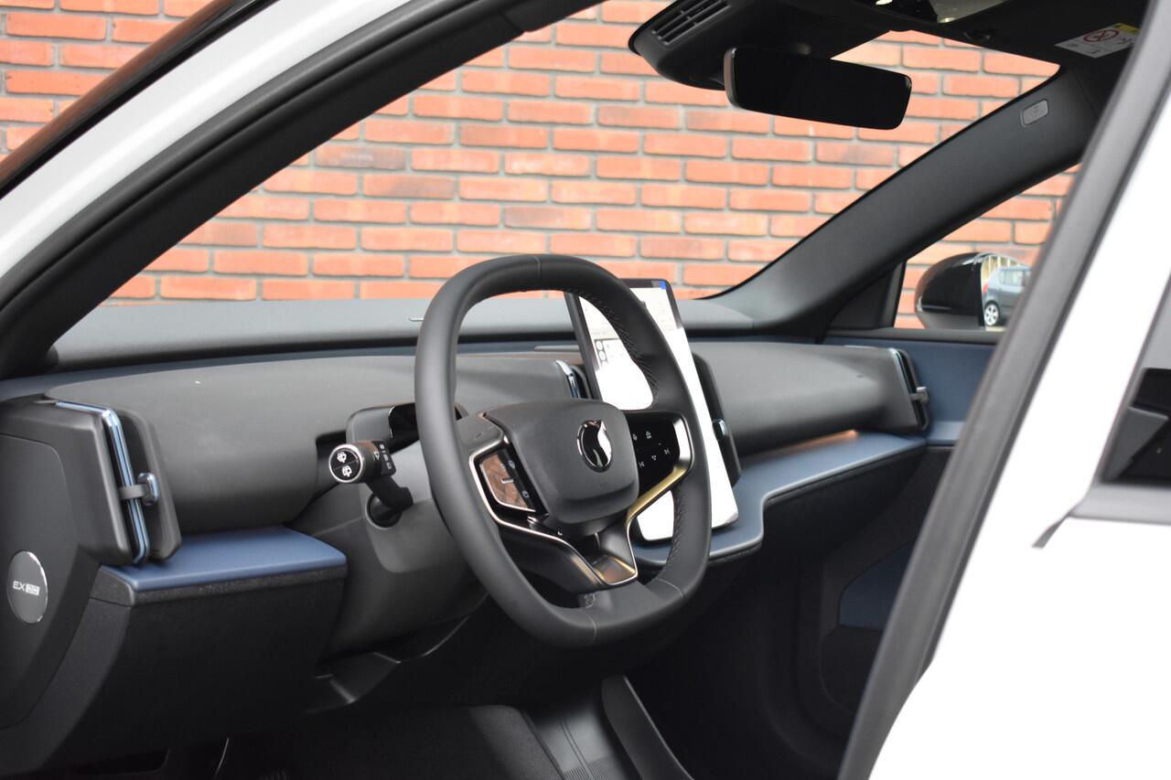 Volvo EX30 Extended Range 272PK Plus | Black Pack |