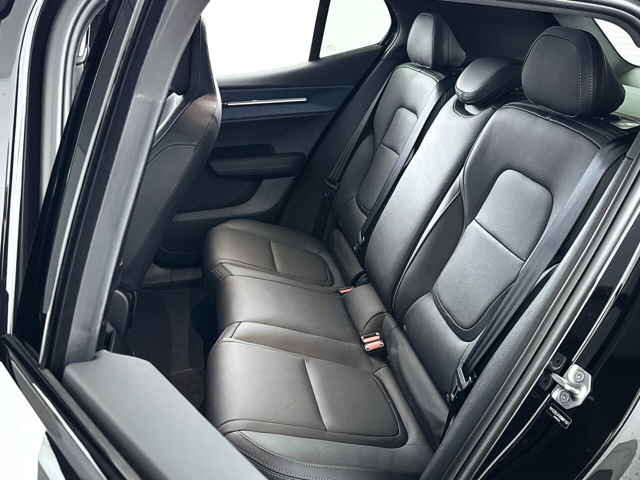 Volvo EX30 Single Motor Extended Range Ultra 69 kWh | Panoramadak | 360º camera | Harman Kardon | Stoel- stuurverwarming