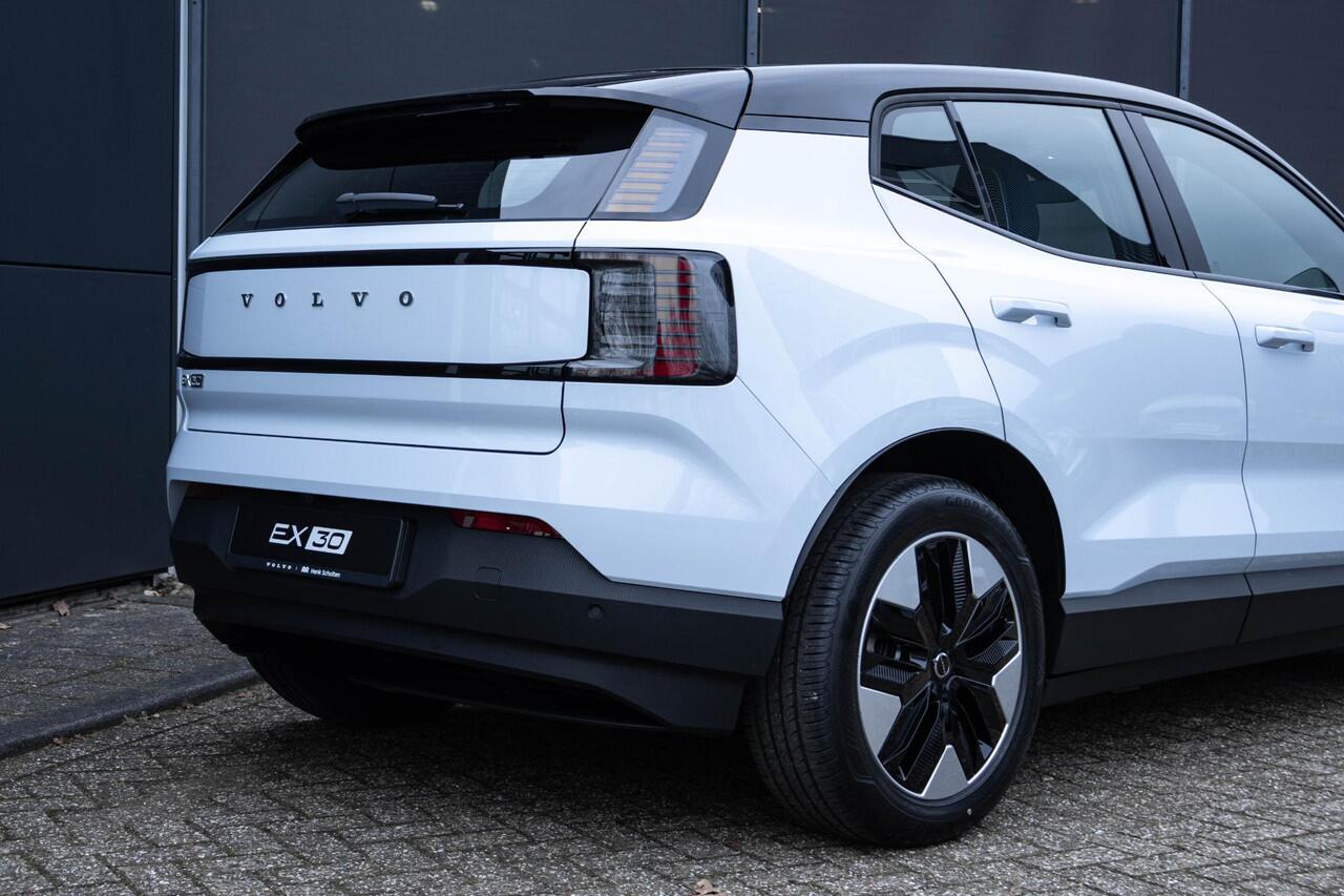 Volvo EX30 Single Motor Plus Europa 51 kWh | Semi-elektrische trekhaak | Stuur & Stoelverwarming | Elektrisch verstelbare stoelen | Dak in hoogglans zwart | Apple Car Play