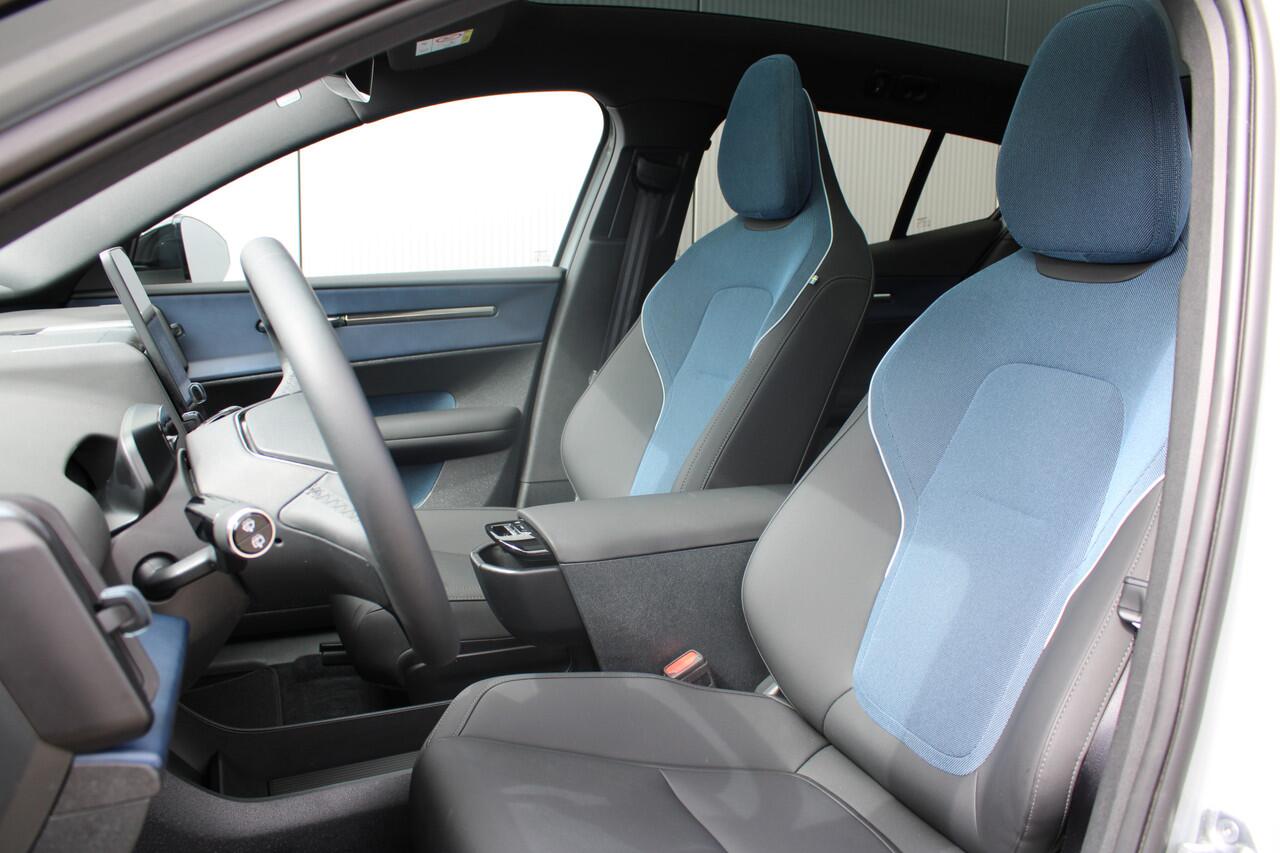 Volvo EX30 Twin Motor Performance Ultra | Extra getint Glas | Climate Pack | Panorama Dak