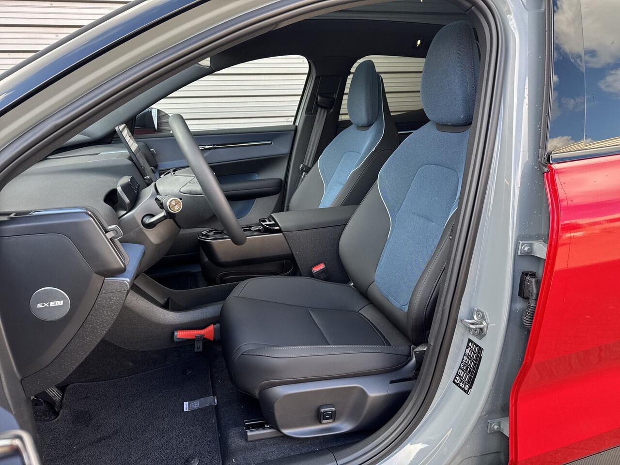 Volvo EX30 Single Motor Extended Range Ultra 69 kWh / Alleen bij Jacob Schaap / Velgen 21" Everlast / Fusion RED Wrap / Verlaagd /