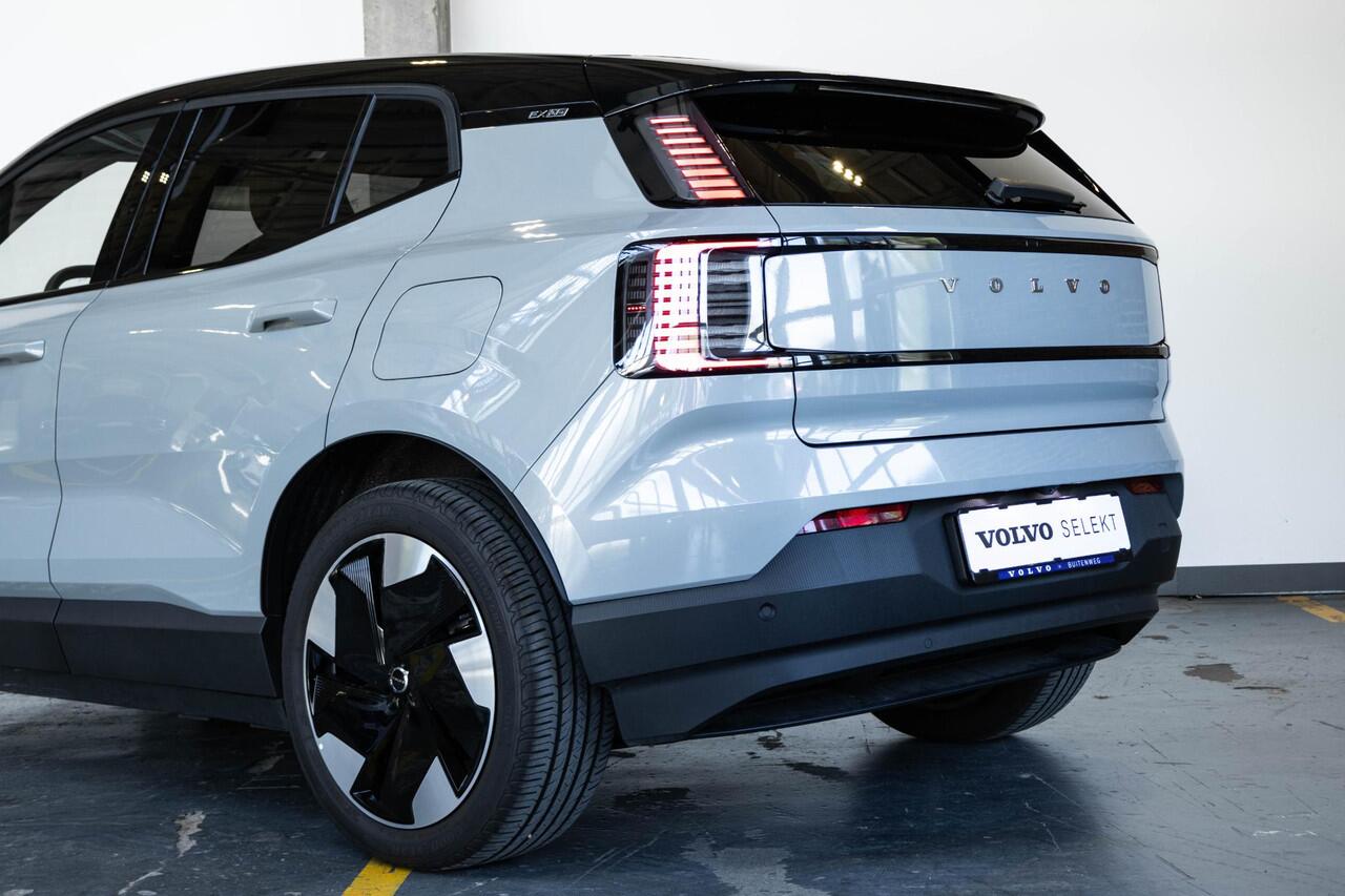 Volvo EX30 Single Motor Extended Range Europa 69kwh | Electrische bedienbare Voorstoelen | Stoelverwarming | Stuurwielverwarming | Google infotainment | Harman Kardon Premium Audio | Parkeercamera | Parkeersensoren voor + achter