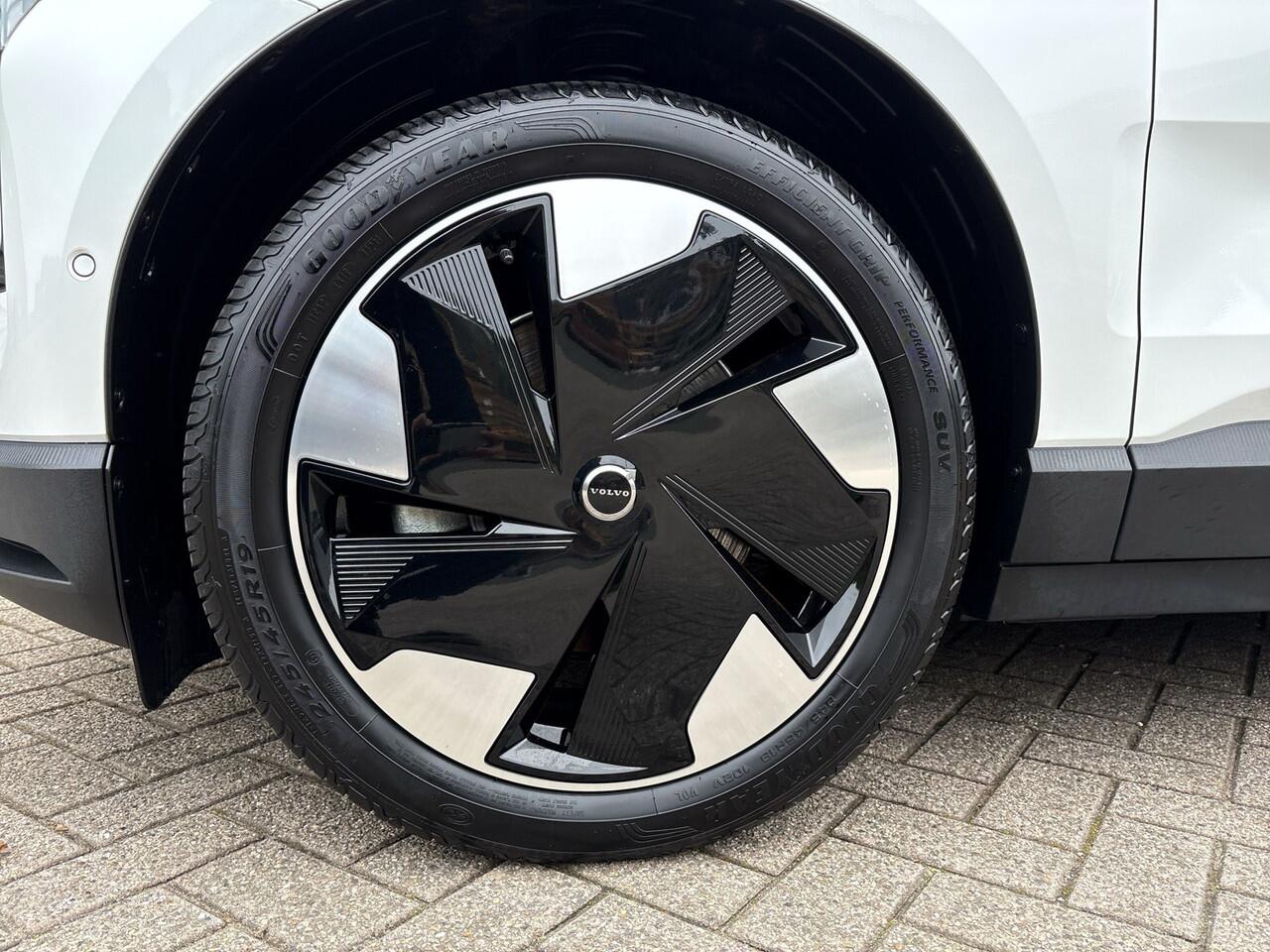 Volvo EX30 Single Motor Extended Range Ultra 69 kWh / Climate Pack / Harmen Kardon / Elektrische voorstoelen /