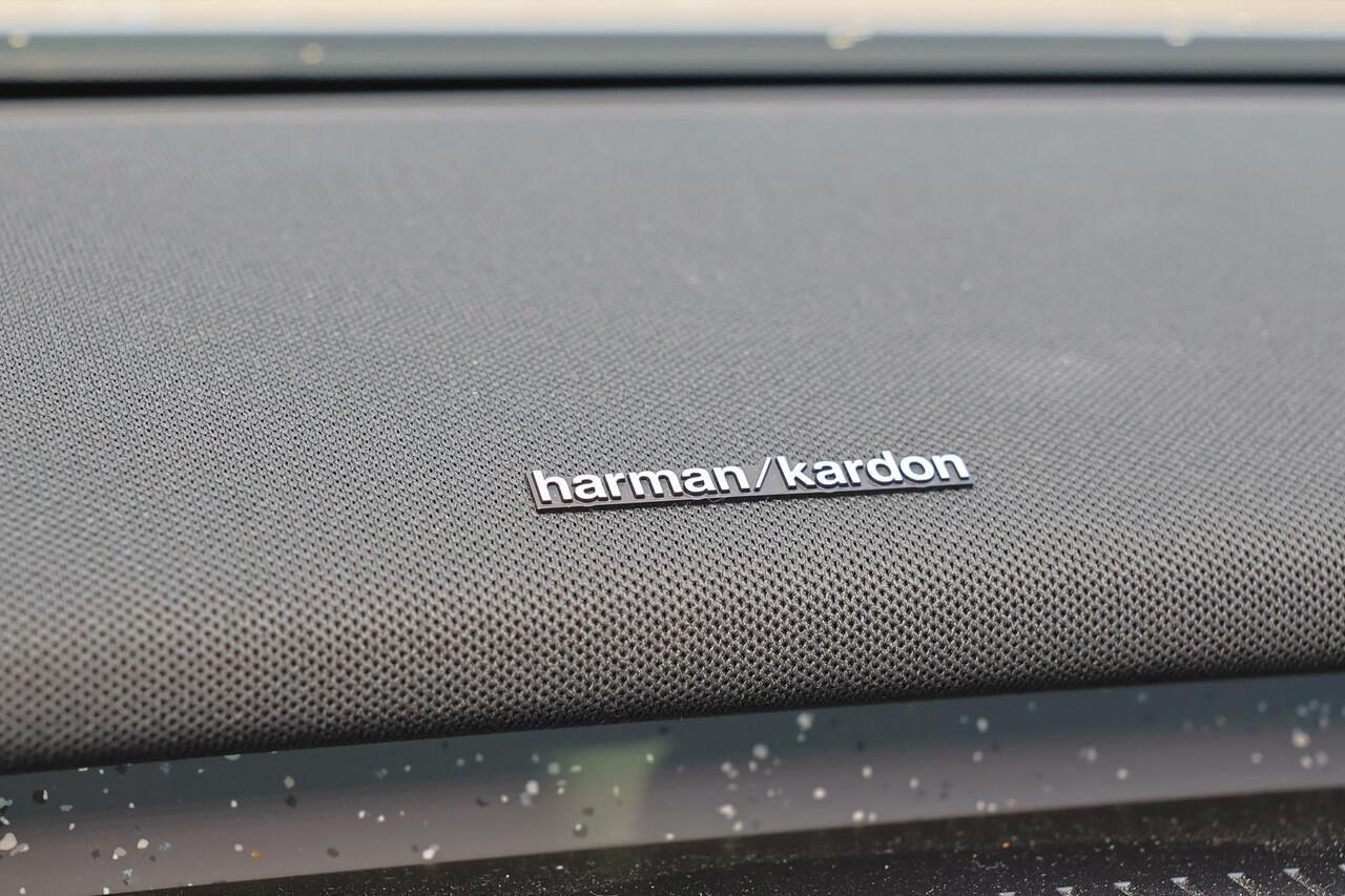 Volvo EX30 Twin Motor Ultra 69 kWh - IntelliSafe Assist & Surround - 360° camera - Voorstoelen elektrisch verstelbaar - Verwarmde voorstoelen & stuur - Panoramadak - Parkeersensoren voor & achter - Draadloze tel. lader - 20' LMV