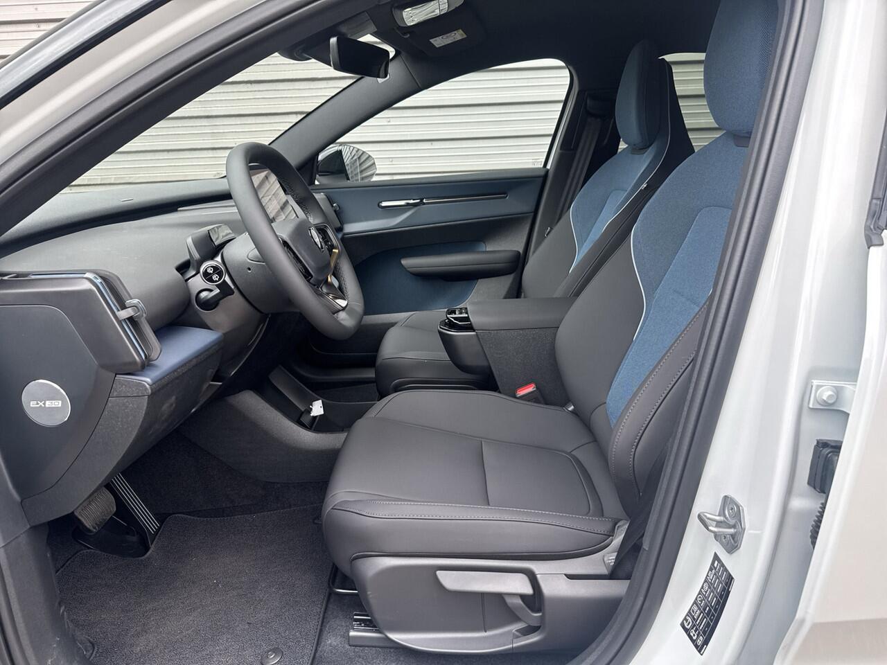 Volvo EX30 Extended Range Plus 69 kWh / 20" / Pack Climat / Extra getint glas /