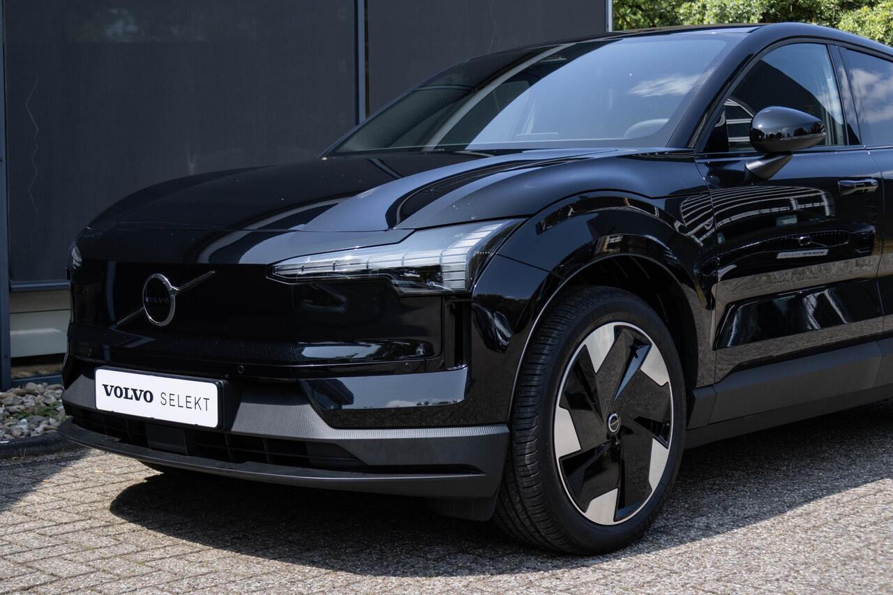 Volvo EX30 Single Motor Extended Range Plus 69 kWh | Direct Beschikbaar | Verwarmbare Voorstoelen | Harman Kardon Premium Audio | Keyless Entry | Achteruitrijcamera | Parkeersensoren Voor en Achter | Donker Getint Glas | Pilot Assist |