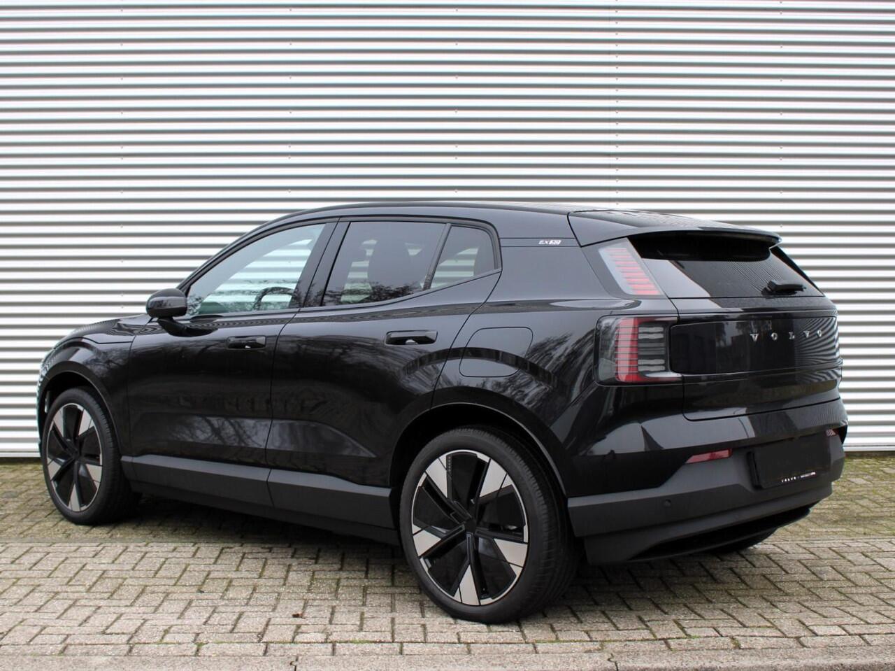 Volvo EX30 Single Motor Extended Range Plus Automaat / 20" velgen / Harman Kardon / Adaptive Cruise Control / Trekgewicht 1600kg