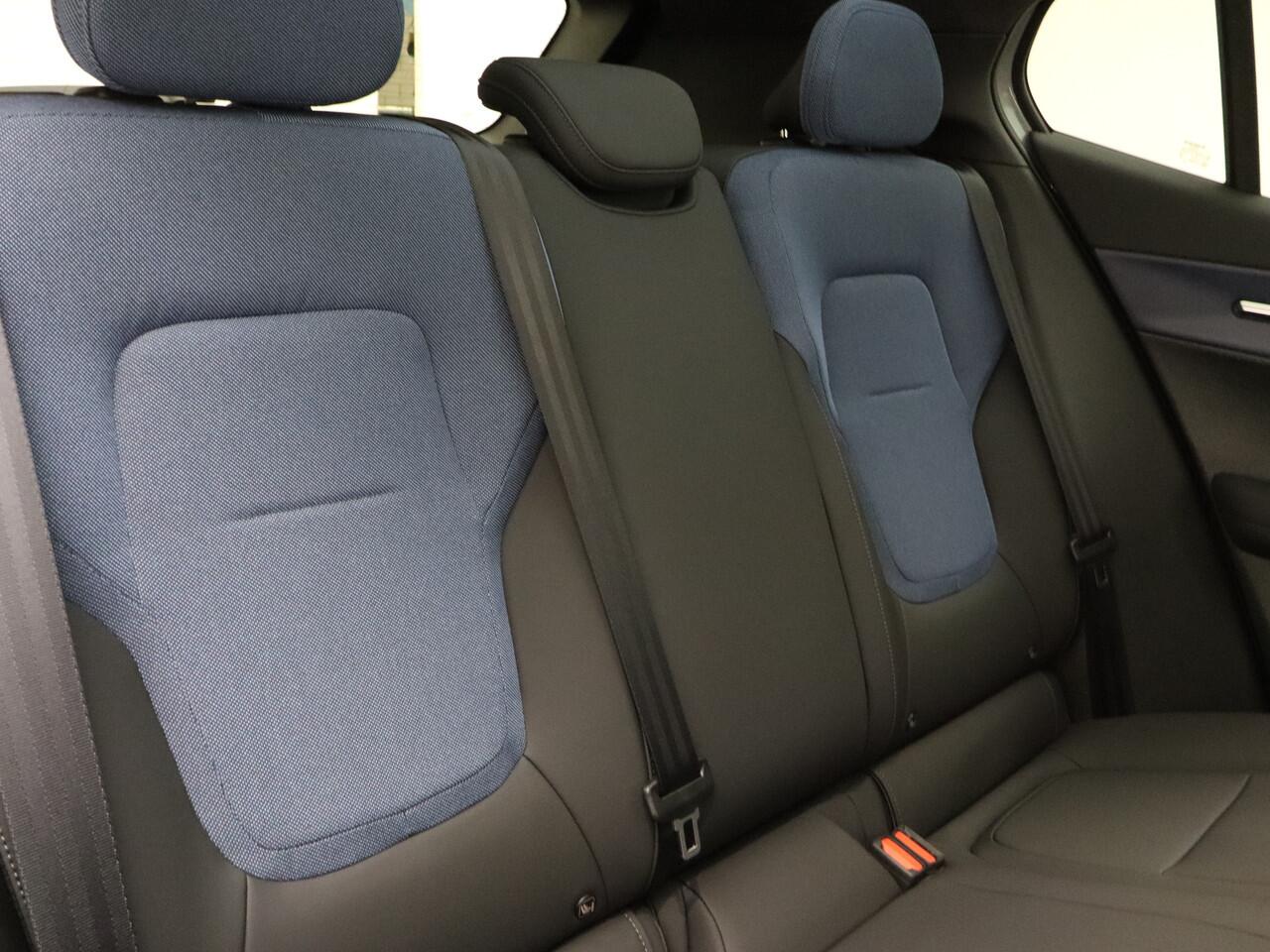 Volvo EX30 Twin Motor Performance Ultra 69 kWh | AWD | Stoel/- en stuurverwarming | Getinte ruiten achter | Elektr. voorstoelen