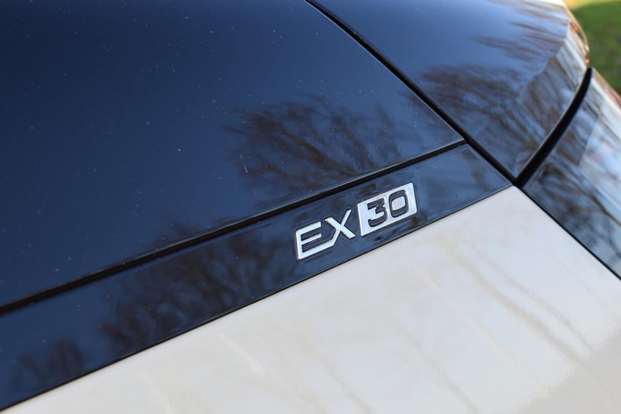 Volvo EX30 Extended Range 272PK Plus 69 kWh | Trekhaak | H&K | ACC | Blis | Getint glas | Camera