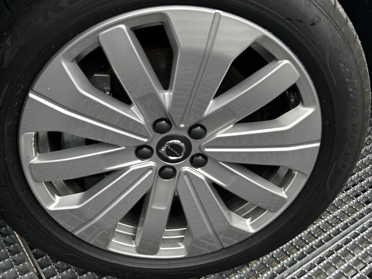 Volvo EX40 Single Motor Extended Range Business Ed. 82 kWh Parkeer camera, Verwarmde stoelen voor, Verwarmd stuurwiel, Extra getint glas, Trekhaak semi elektrisch