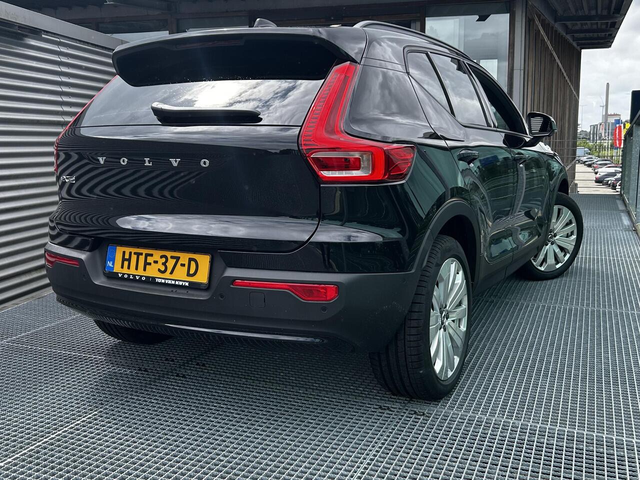 Volvo EX40 Single Motor Extended Range Business Ed. 82 kWh Parkeer camera, Verwarmde stoelen voor, Verwarmd stuurwiel, Extra getint glas, Trekhaak semi elektrisch